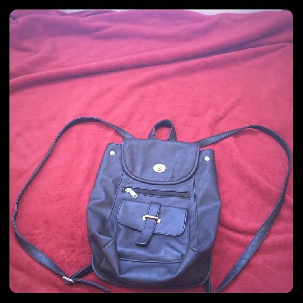 A blck leather bag